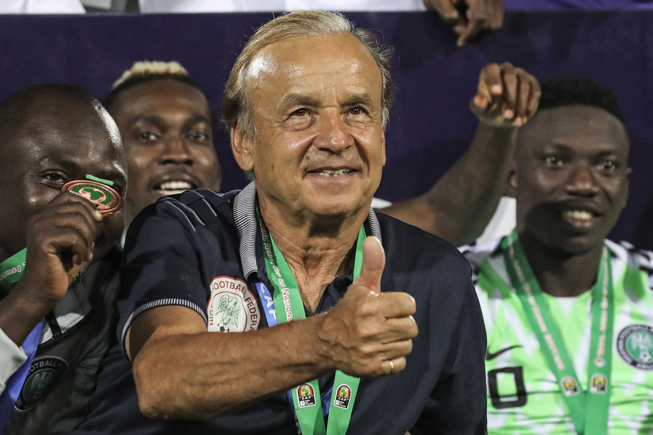 Da geht der Daumen nach oben: Der deutsche Trainer Gernot Rohr (69) erreichte 2019 mit Nigeria den dritten Platz beim Afrika-Cup.
