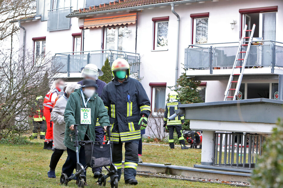 Evakuierung am Sonntagmorgen in Glauchau: In einem Gebäude für Betreutes Wohnen war ein Feuer ausgebrochen. Zwölf Bewohner mussten das Haus verlassen.