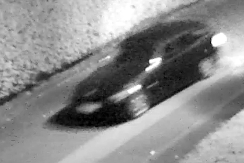 Dieser dunkle Wagen könnte das Fluchtauto der brutalen Räuber gewesen sein.