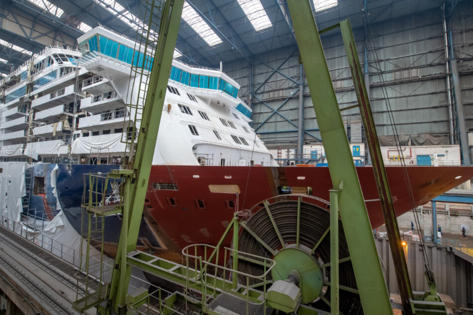 In der Meyer-Werft wird an einem Kreuzfahrtschiff gearbeitet.