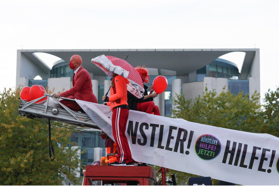 Künstler stehen bei der Großdemonstration des Aktionsbündnis #AlarmstufeRot zur Existenznot der Veranstaltungswirtschaft in der Corona-Krise auf einem Leiterwagen vor dem Kanzleramt. (Archiv)
