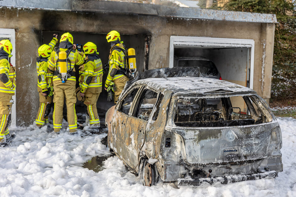 Durch das Feuer brannte der VW komplett aus.