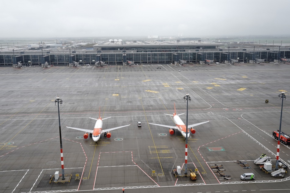 Der Flughafen wird nach langjähriger Verzögerung am 31. Oktober 2020 eröffnet.