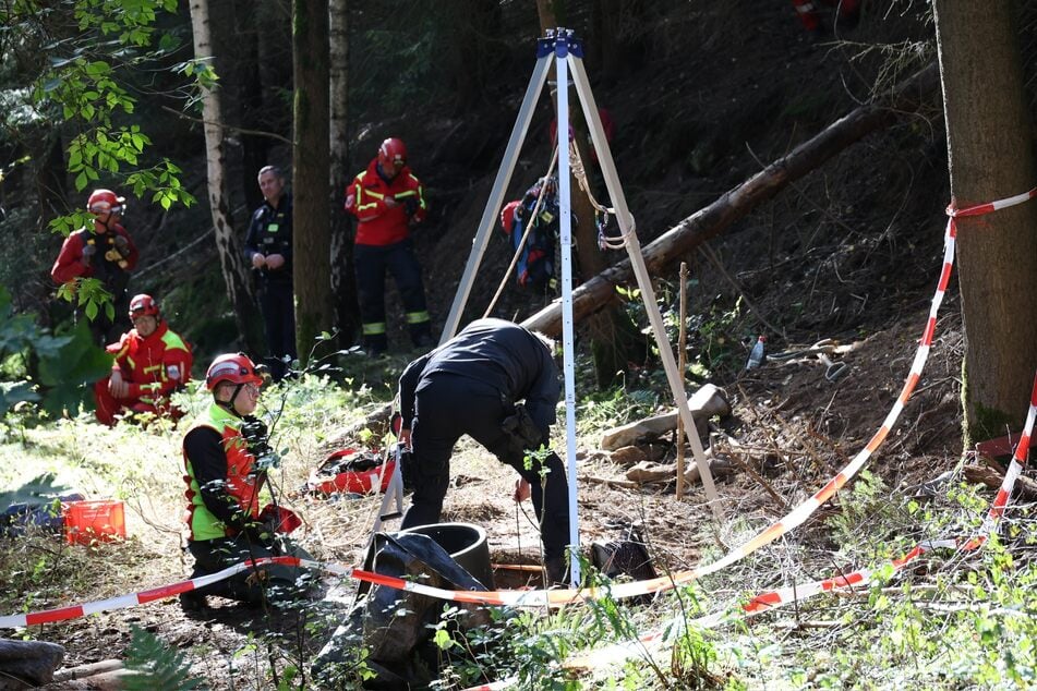 Die Einsatzkräfte suchen fieberhaft nach einen Mann (34), der seit Tagen in einem Bergwerk im Erzgebirge vermisst wird.