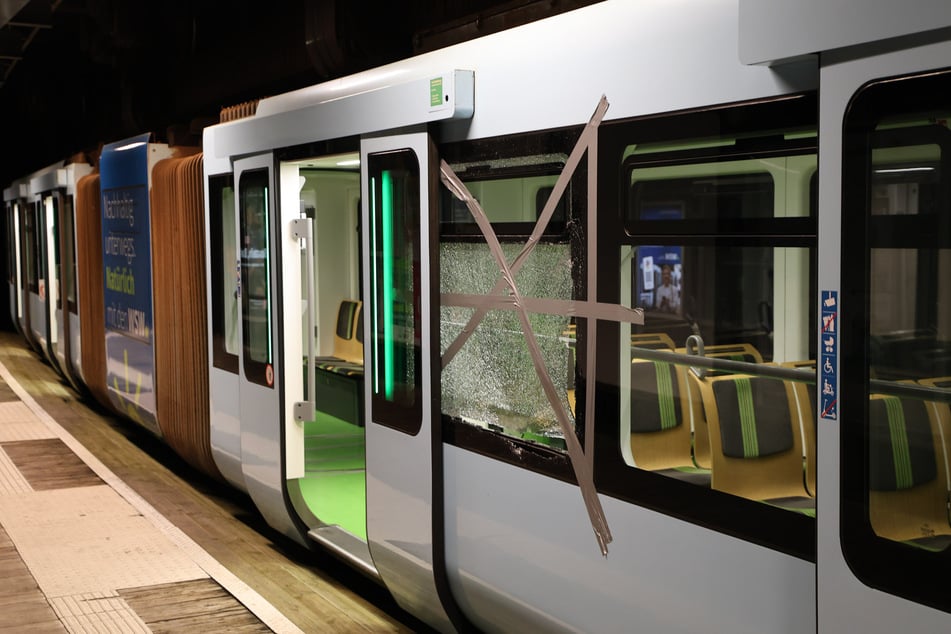 Die betroffenen Wagen befinden sich im Depot und sollen am Mittwoch weiter untersucht werden.