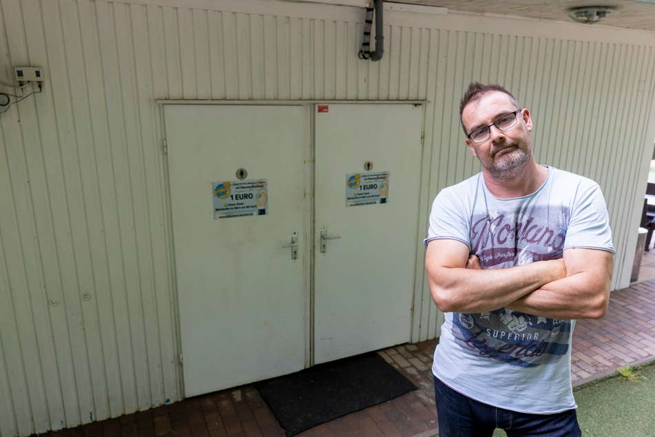 Gastronom Matthias Schneider (49) betreibt an seiner "Ocean Beach Bar" die einzige Toiletten-Anlage in der Nähe des Strands.