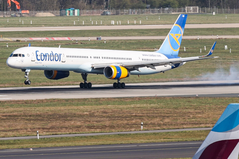 Eine Boeing 757 der Fluggesellschaft Condor musste am Montagmorgen auf dem Frankfurter Flughafen eine abrupte Notbremsung hinlegen. (Symbolbild)