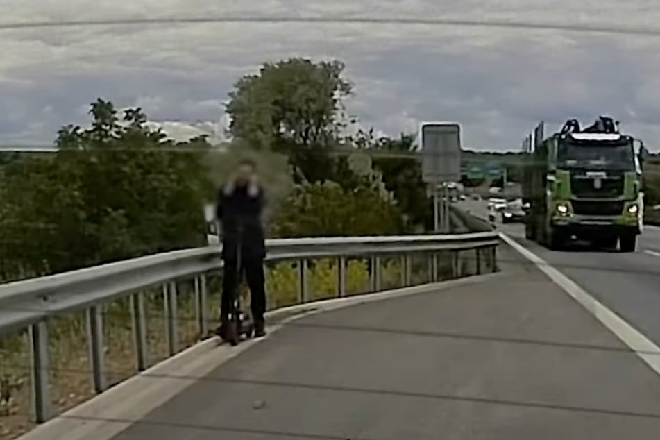 Der Mann verirrte sich auf die Autobahn.