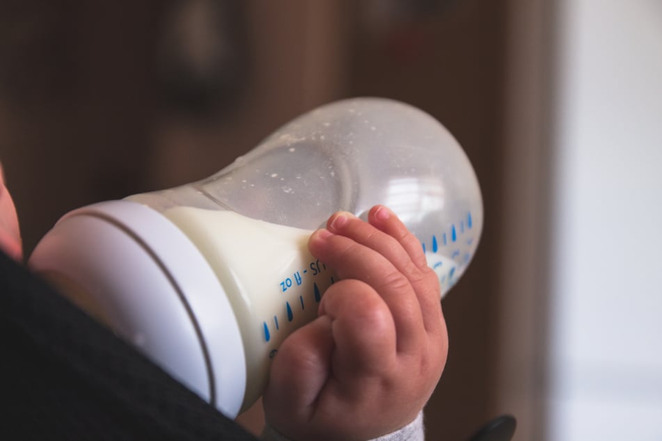 Die beiden verstorbenen Säuglinge waren mit der gleichen Flaschenmilch gefüttert worden. (Symbolbild)
