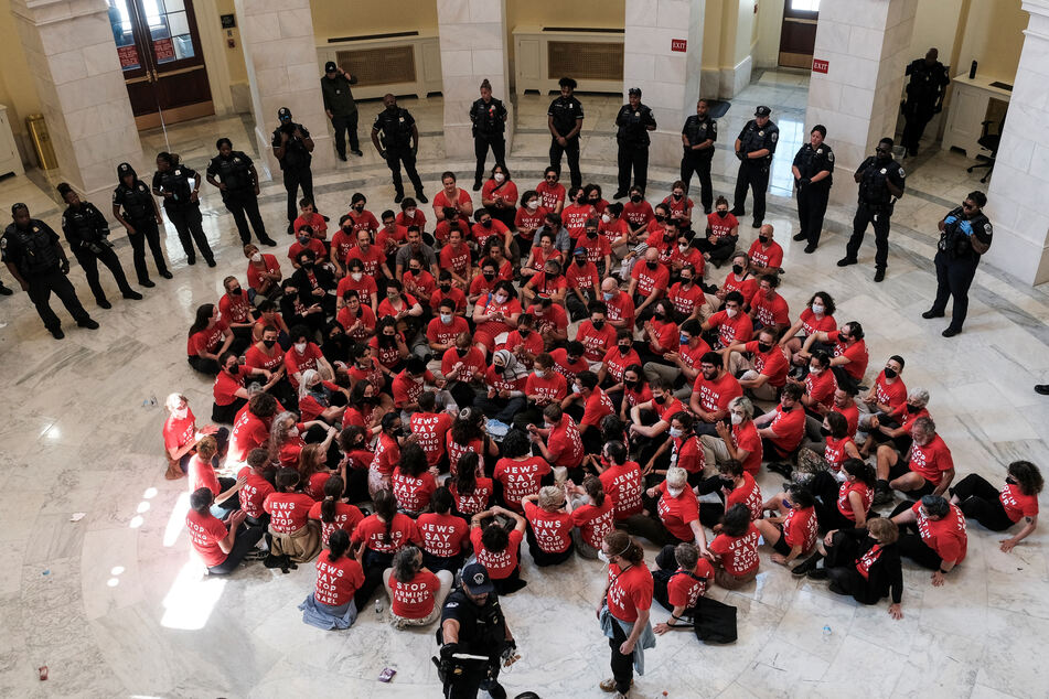 Capitol police arrested hundreds of demonstrators protesting against Israeli Prime Minister Benjamin Netanyahu's planned address in Congress.