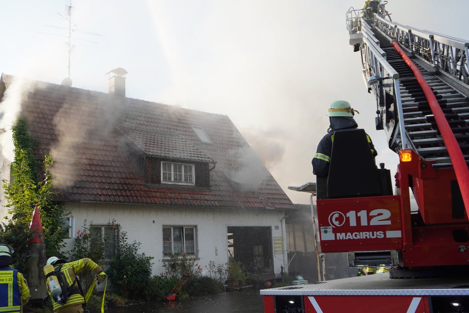 Ehemalige Tankstelle fängt Feuer, dann greift es auf Wohnhaus über!