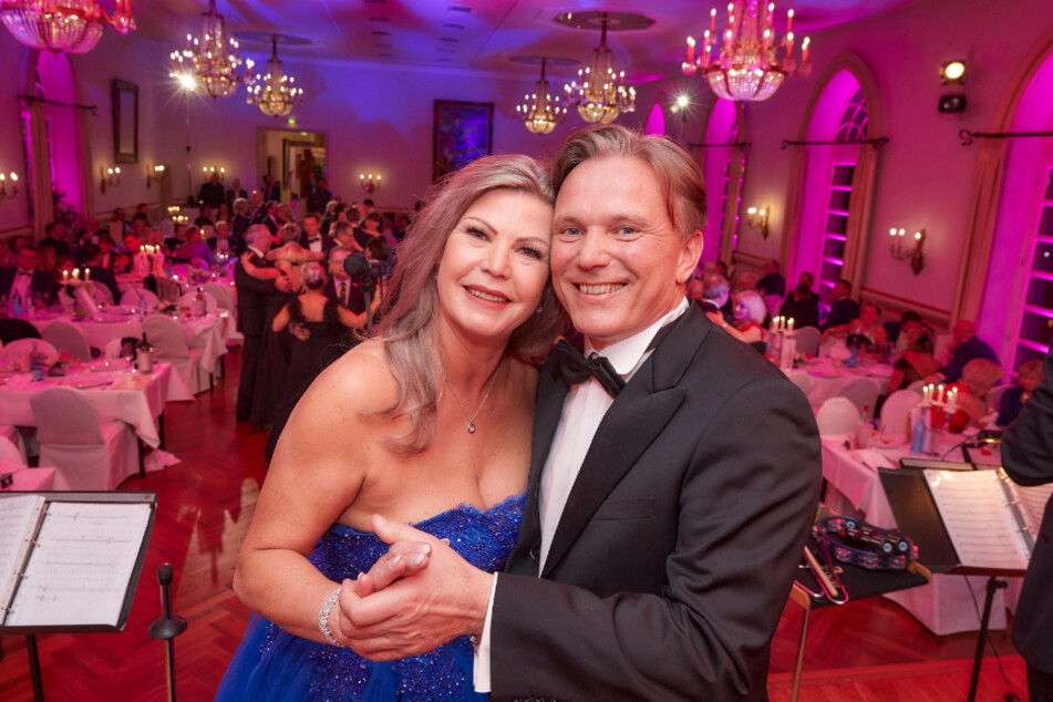 Das Gastgeber-Paar Tessa (52) und Andreas Barth (55) legten selbst ein flottes Tänzchen aufs Parkett.