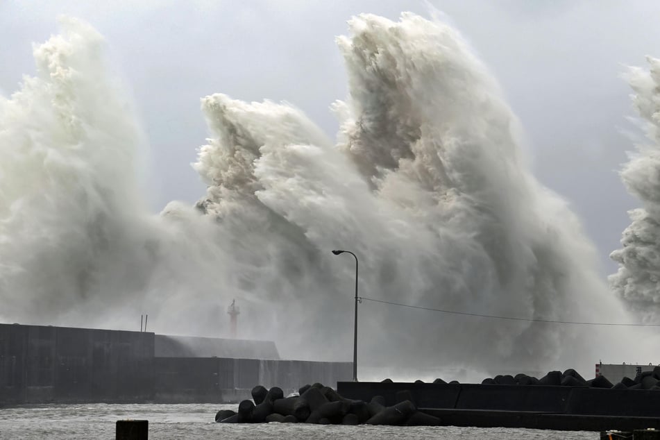 Hohe Wellen treffen in Japan auf die Küste des Landes. Der steigende Meeresspiegel bereitet den Experten große Sorge.