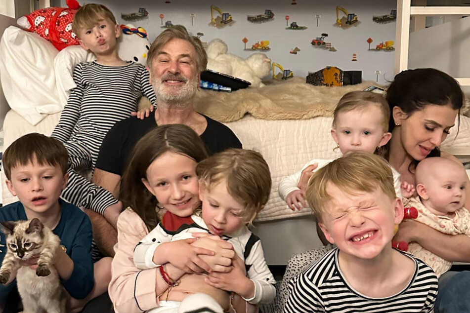 Gut gelaunt präsentierte sich Schauspieler Alec Baldwin (65) mit seiner Familie auf Instagram. Dabei ist ihm ein kleiner Patzer unterlaufen.