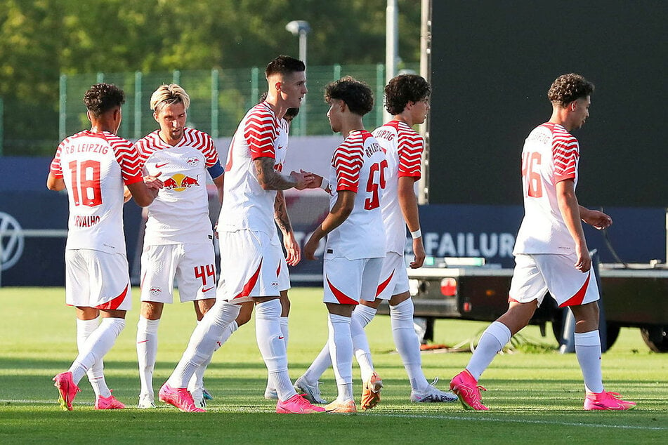 Die RB-Spieler schlagen nach dem 2:0 miteinander ein!