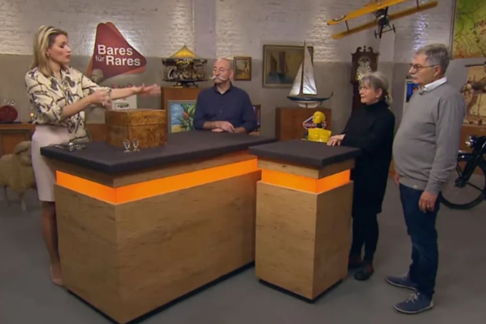 Martina und Norbert Halbritter wollen bei "Bares für Rares" eine alte Reisebar aus dem viktorianischen Zeitalter zu Geld machen.