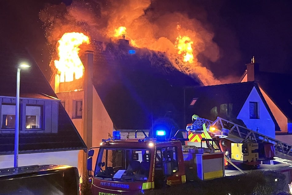 Als die Feuerwehr am Einsatzort in der Buchenstraße ankam, stand das Dachgeschoss bereits lichterloh in Flammen.