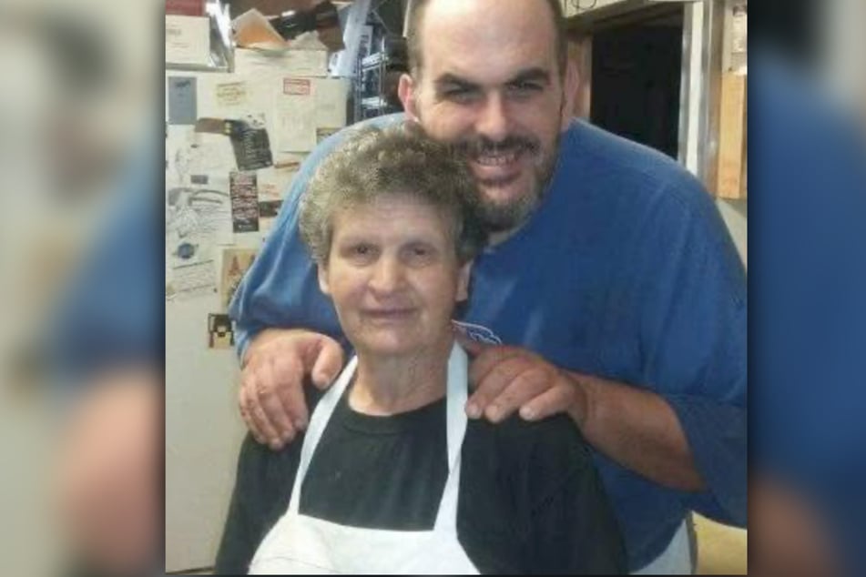 Lamprini Karavidas (80) und ihr Sohn Lazarous Karavidas betreiben gemeinsam das Restaurant "Mama K's".