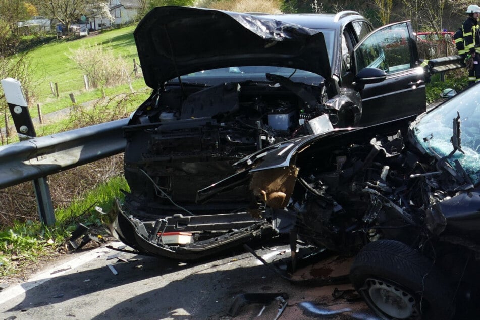 Schwerer Unfall auf Landstraße: Smart und VW brettern frontal zusammen