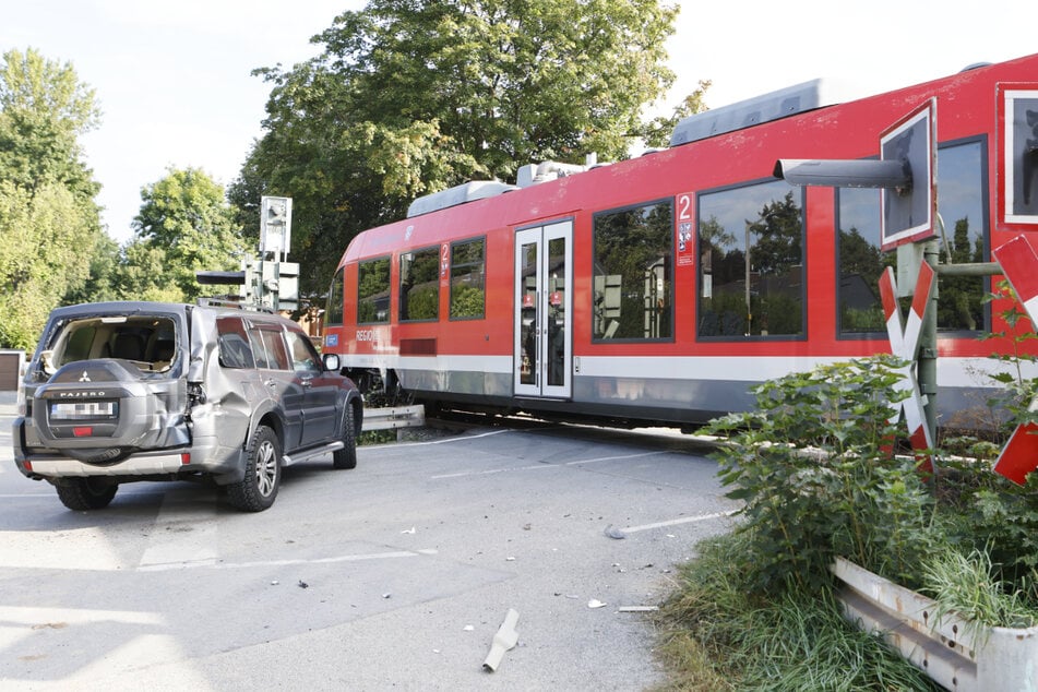 Im Fürther Gemeindeteil Dambach ist es zu einem Unfall gekommen: Ein Auto und eine Regionalbahn sind kollidiert.