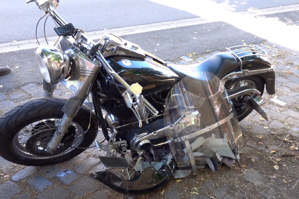 Beim Zusammenstoß zweier Motorräder mit einem SUV wurden im Harz zwei Menschen verletzt.