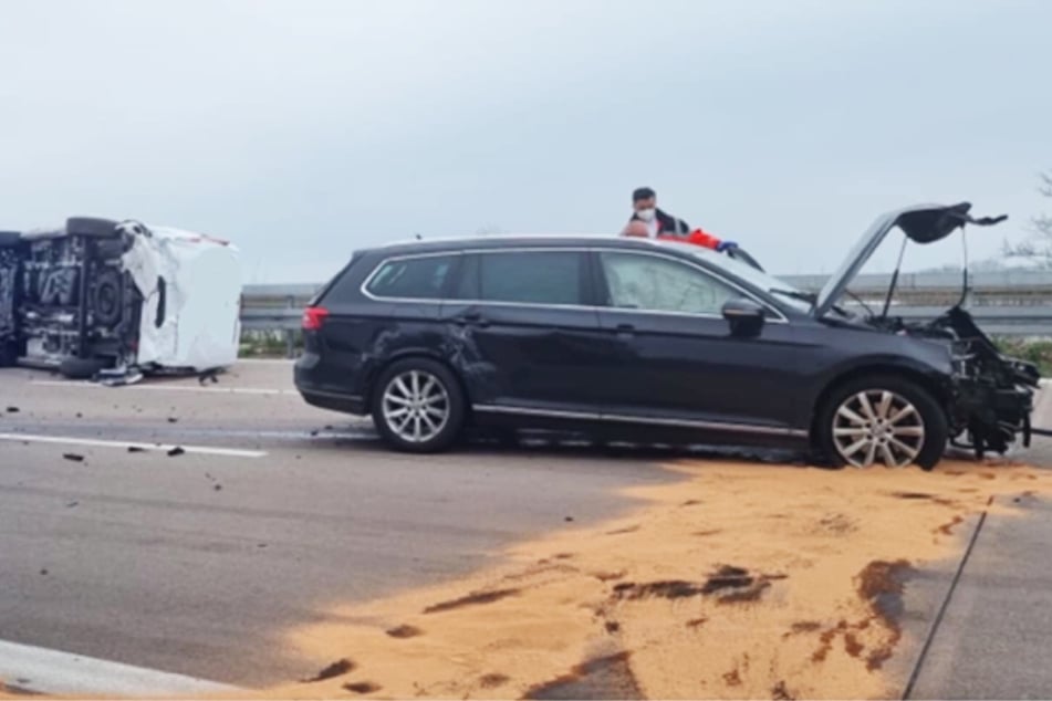 Unfall A9: VW kracht in Transporter, der kippt um: Ein Schwerverletzter bei Unfall auf A9