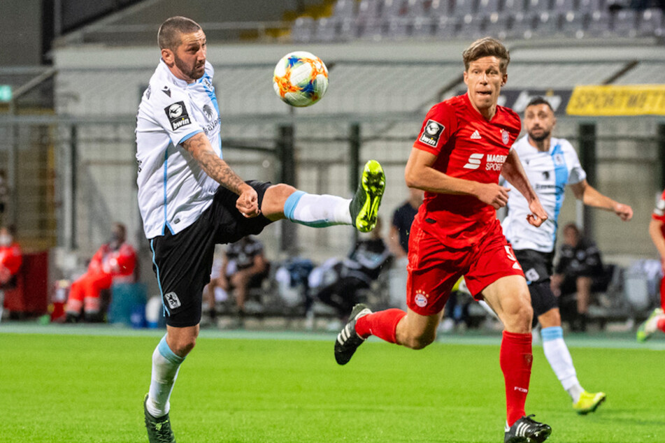 Nicolas Feldhahn (r, 33), hier beim Spiel gegen den TSV 1860 , bleibt dem FC Bayern erhalten.