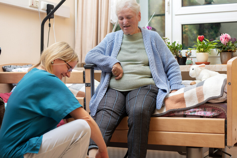 Die Arbeit als Pflegehilfskraft (m/w/d) im Senioren- und Pflegeheim Lichtenberg bietet viel Abwechslung.
