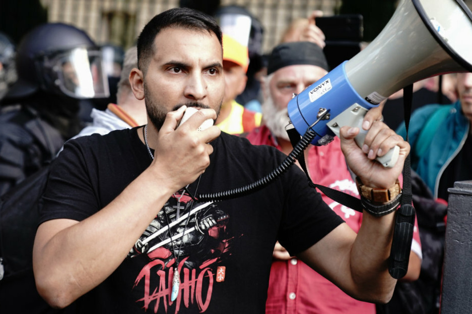 Der Verschwörungstheoretiker Attila Hildmann (39) verbreitet seine Theorien bei einer Demonstration am 29. August 2020 mit einem Megafon. Was hat er aber mit den Beschädigungen der Museumsstücke zu tun?