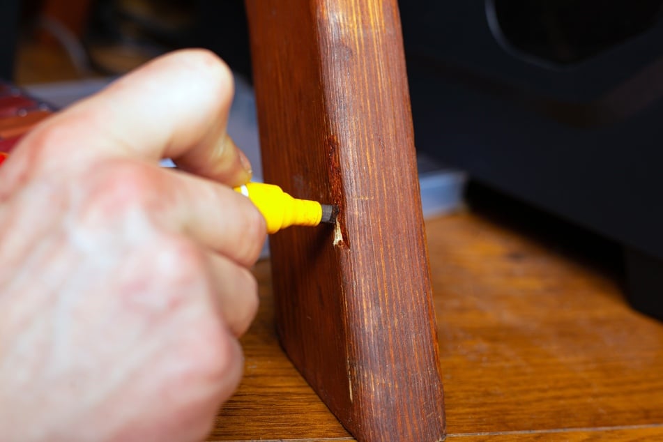 Auffällige Kratzer in Holzmöbeln kann man mit einem Retuschierstift kaschieren.