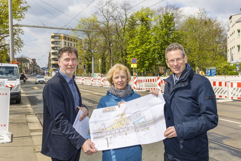 Stephan Berger (49), sächsische Wirtschaftsabteilung, Simone Prüfer (57), Leiterin Tiefbau, und DVB-Vorstand Andreas Hemmersbach (54) zeigen gemeinsam den Bauplan.