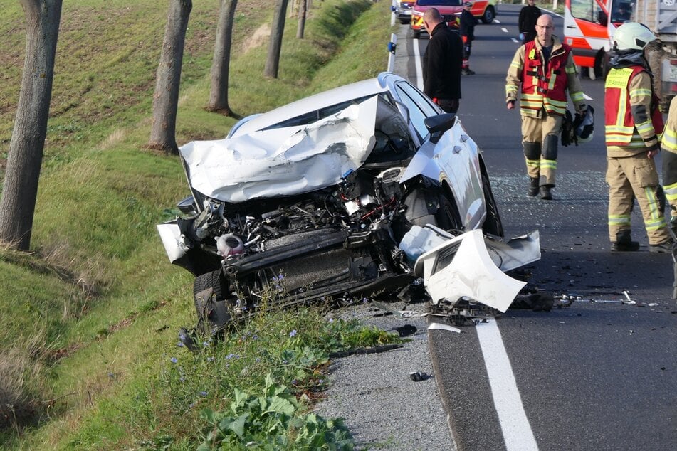 Nach Informationen vom Ort des Geschehens sollen mehrere Insassen der Fahrzeuge dabei verletzt worden sein.