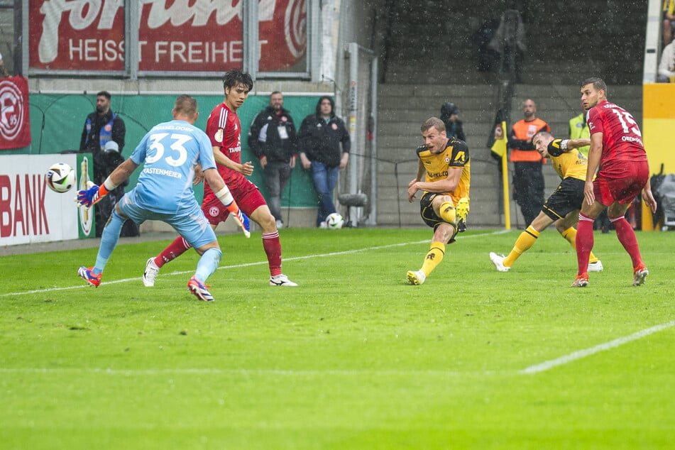 Christoph Daferner (27, r.) hat es im Vorjahr vorgemacht, wie man gegen den Ex trifft. Er schoss im DFB-Pokal das 1:0 für Dresden.
