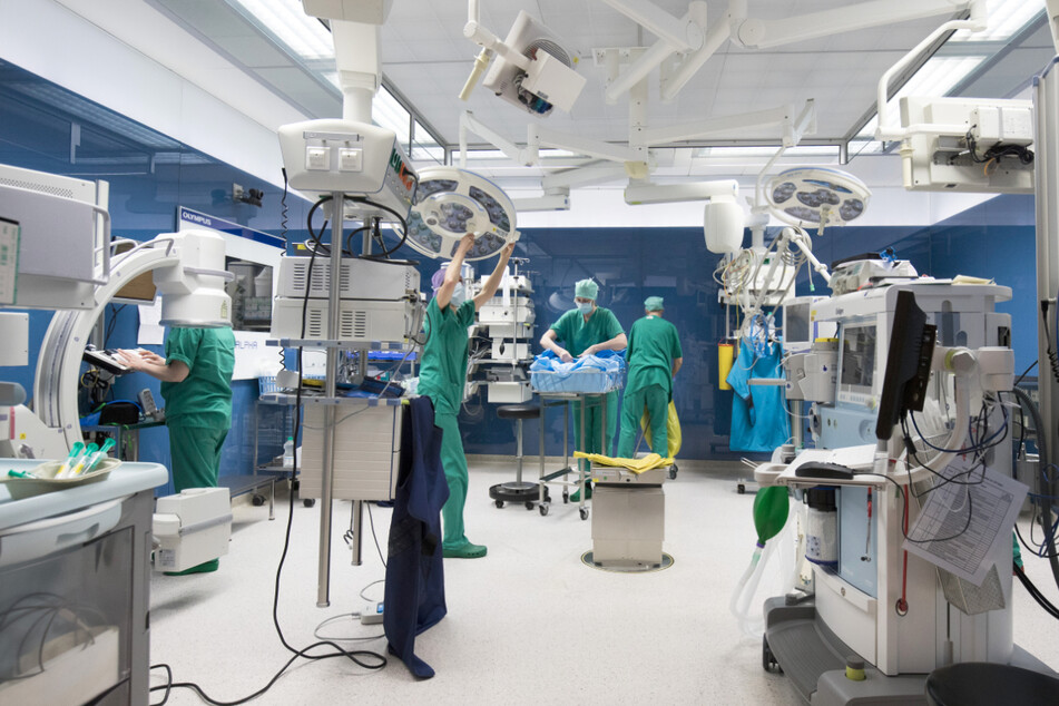 Wegen der wachsenden Anzahl von Corona-Intensivpatienten müssen erste Kliniken im Südwesten wieder geplante Operationen verschieben. (Symbolbild)