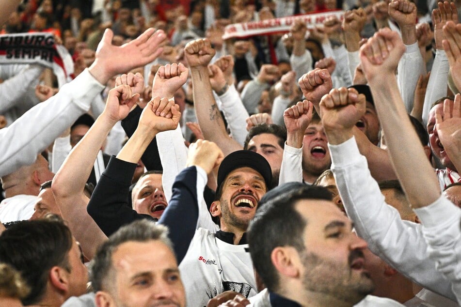 Trainer Julian Schuster (41) ließ sich das Bad in der Freiburger Fankurve nicht nehmen.