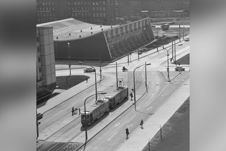 Viel Platz für Fußgänger, Autofahrer und die Straßenbahn waren das erklärte Ziel von Konrads Stadtplanung.