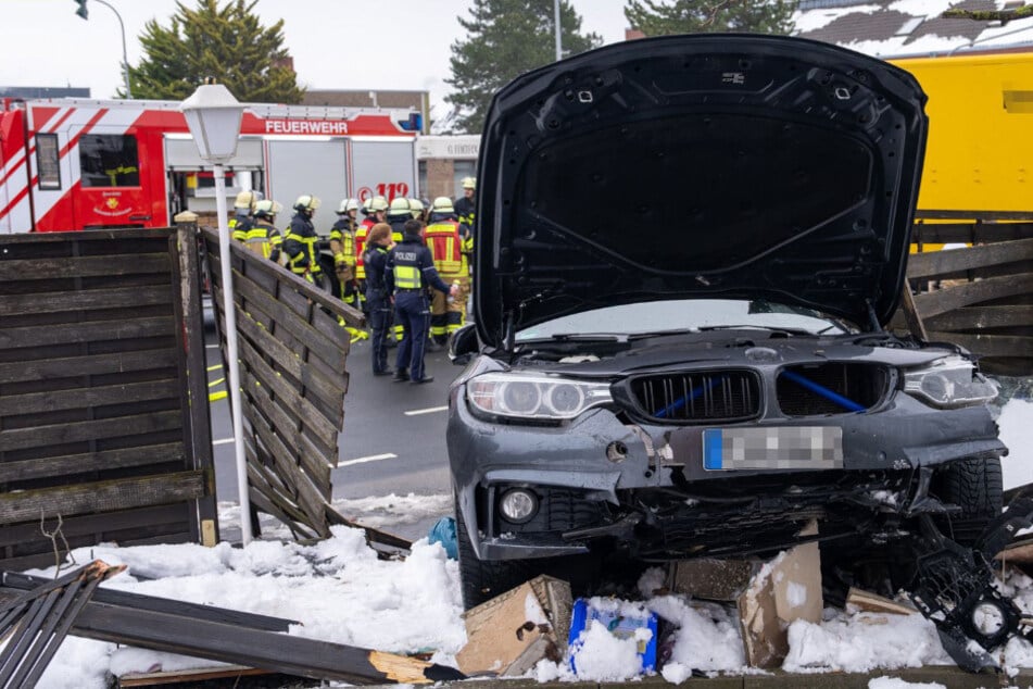 Der BMW hinterließ bei dem Unfall eine Schneise der Verwüstung.