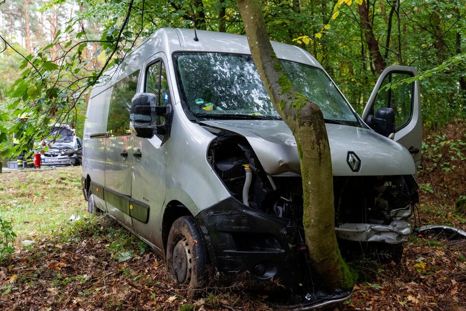 Der Transporter wurde durch den Zusammenstoß von der Straße geschleudert und landete an einem Baum.