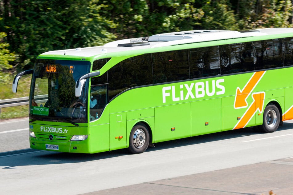 Rentnerin winkt vergeblich: Flixbus lässt 69-Jährige an Raststätte zurück