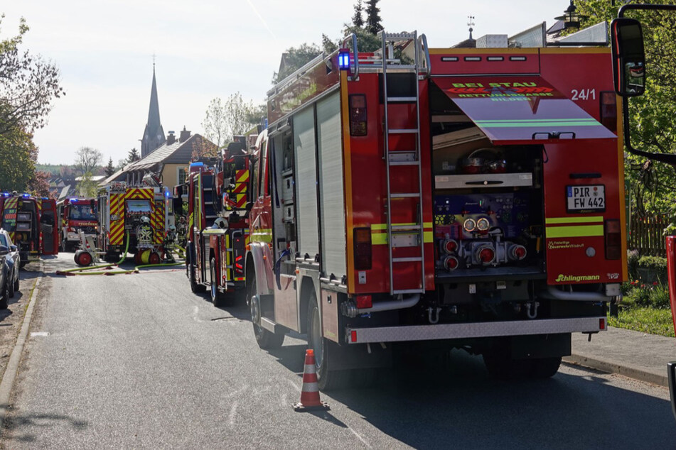 Mehrere Einsatzwagen der Feuerwehr waren vor Ort.