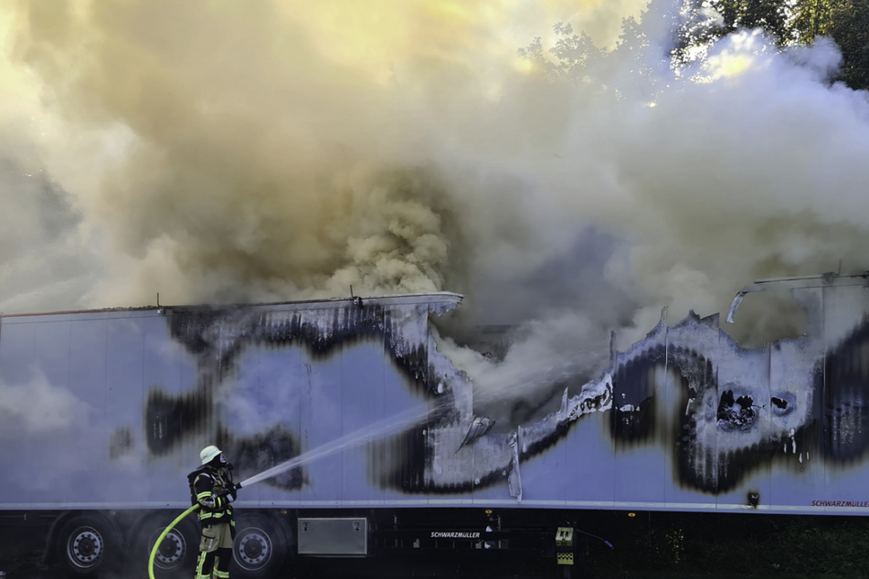 Die Feuerwehr kämpft gegen das Feuer an.