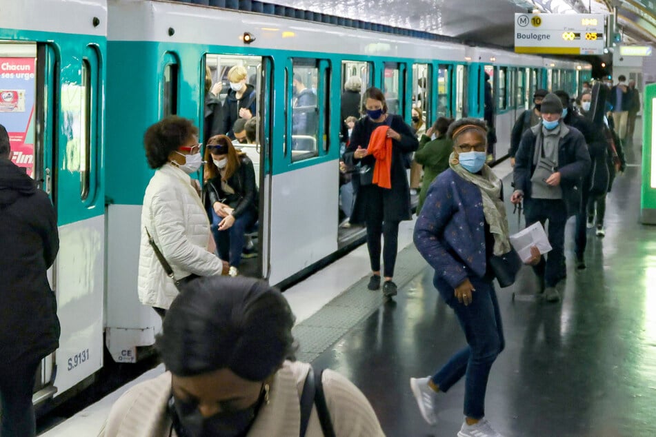 Messerattacke: Mehrere Frauen in U-Bahn niedergestochen: Messerangreifer auf der Flucht!