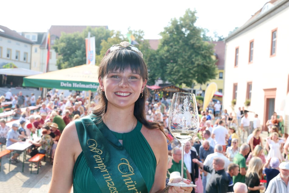 Jasmin Klett (23) als neue Weinprinzessin beim 32. Thüringer Weinfest.