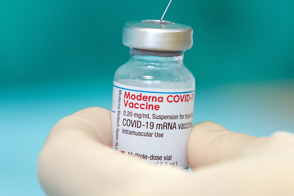 Eine Krankenschwester zieht den Impfstoff des Herstellers Moderna gegen das Coronavirus mit einer Spritze auf.
