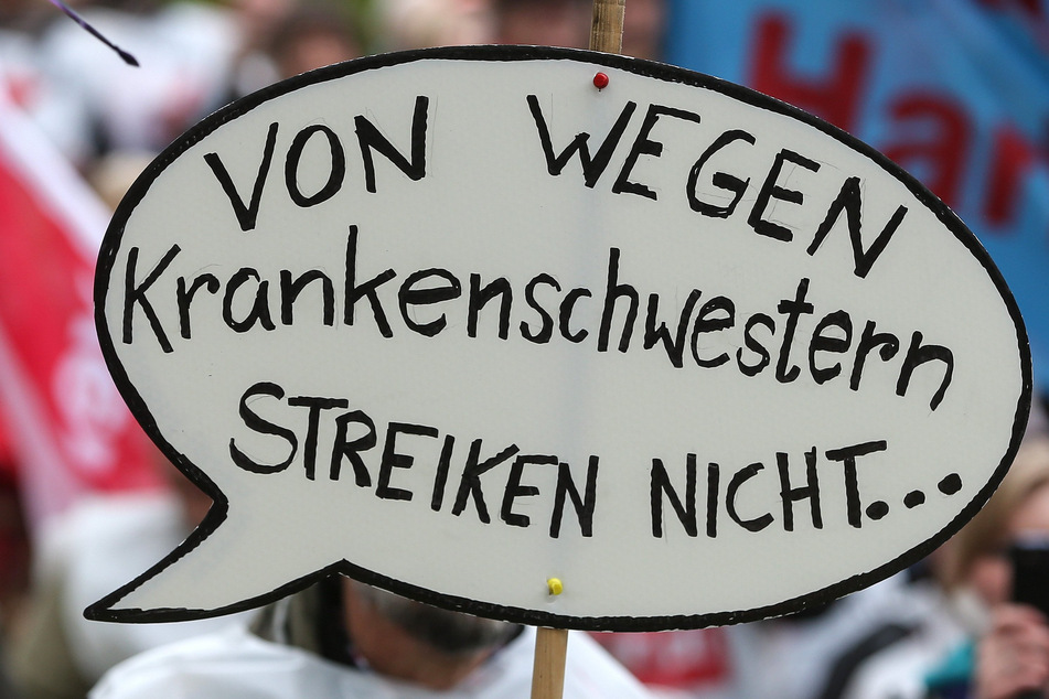 Beschäftigte der Hamburger Kliniken demonstrieren in der Innenstadt. (Archivbild)