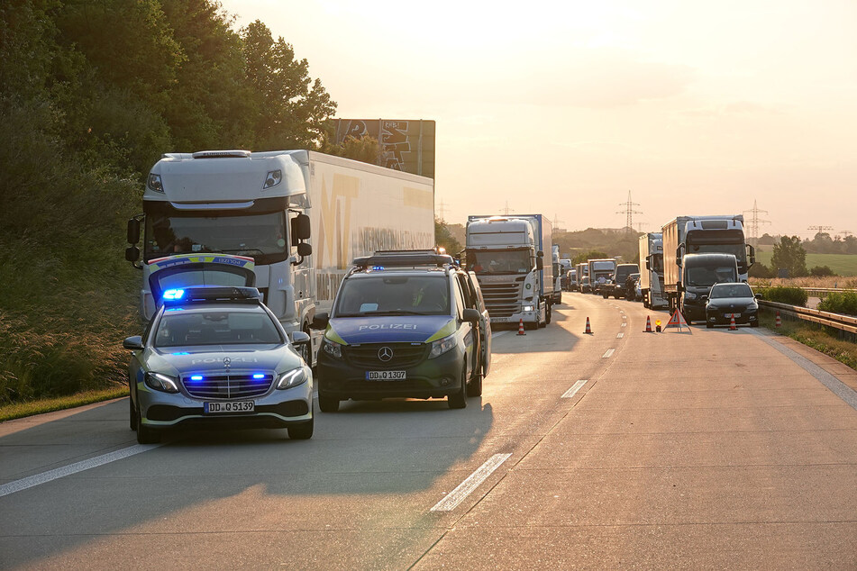 Während der Bergungsmaßnahmen musste die A17 in Richtung Prag voll gesperrt werden.