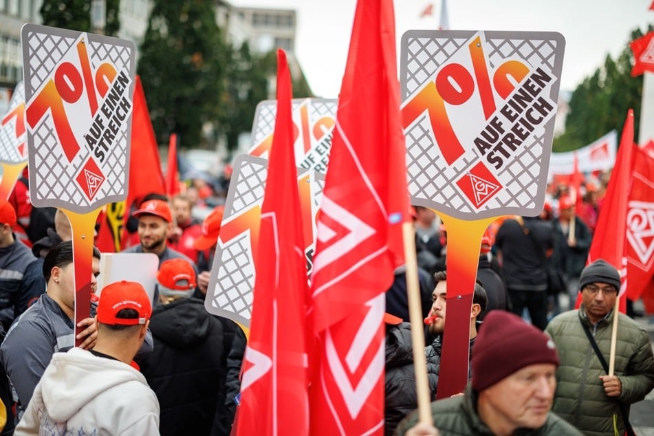 Die IG Metall ruft deutschlandweit zu Warnstreiks auf, da 7 Prozent mehr Lohn gefordert werden. (Archivbild)