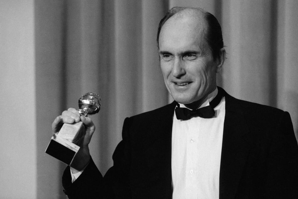 Robert Duvall hält den Golden Globe in der Hand, den er 1984 für seine Rolle in "Tender Mercies" als bester Schauspieler in einem dramatischen Film erhalten hat.