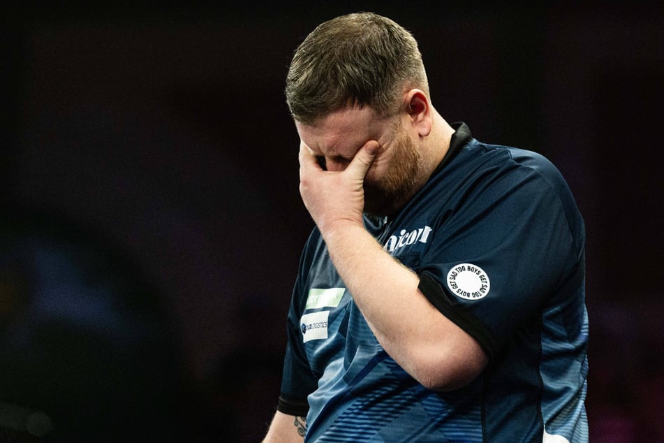 Perdiendo los nervios en el escenario: el profesional de dardos Cameron Menzies (36).