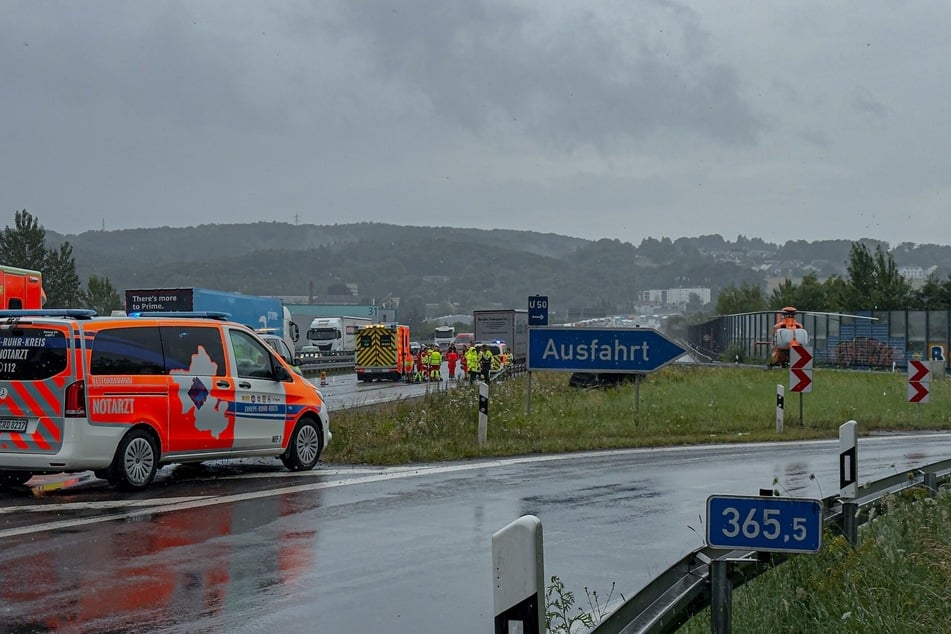 Rettungskräfte versuchten die zwei schwer verletzten Insassen des Autos noch zu retten - jedoch vergeblich.